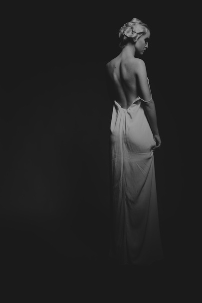 Bella bionda in abito vintage su uno sfondo scuro
 - Foto, immagini