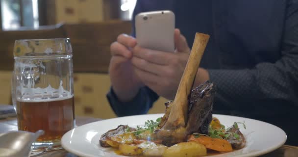 Homme avec téléphone faisant la photo d'un plat servi - Séquence, vidéo