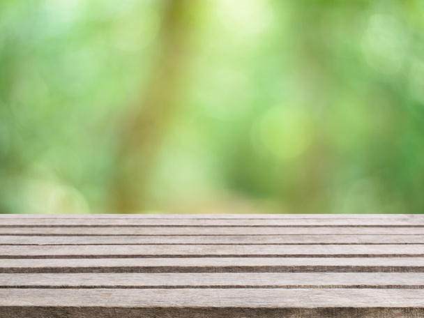 Table vide en bois devant un fond flou. Perspective bois brun sur les arbres flous dans la forêt - peut être utilisé pour afficher ou monter vos produits. image filtrée vintage
. - Photo, image