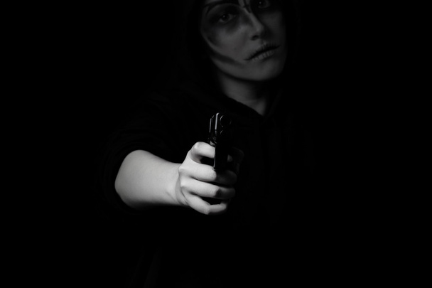 Tienermeisje bedrijf wapen bij nacht - Foto, afbeelding