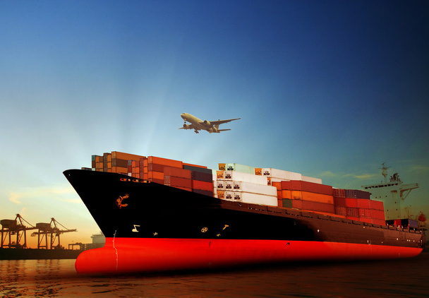 контейнерное судно в импорте, экспортный порт против красивого утра
 - Фото, изображение