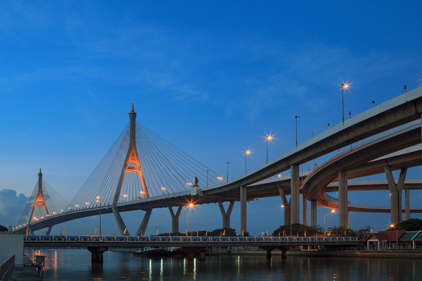 утреннее голубое небо и мост Пумипон II, пересекающий чаопраю
 - Фото, изображение