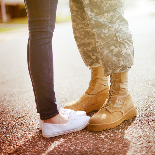 Mladí vojenské manželé líbat navzájem, návrat domů koncepce, wa - Fotografie, Obrázek