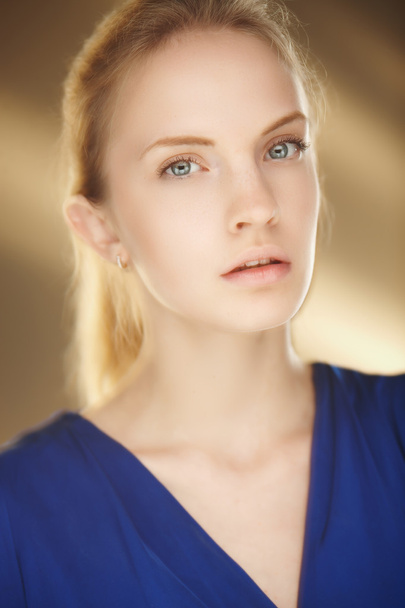 Portret van sensuele blonde vrouw close-up. - Foto, afbeelding