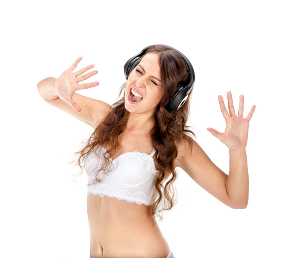 Jeune fille brune mince écouter de la musique dans les écouteurs
 - Photo, image