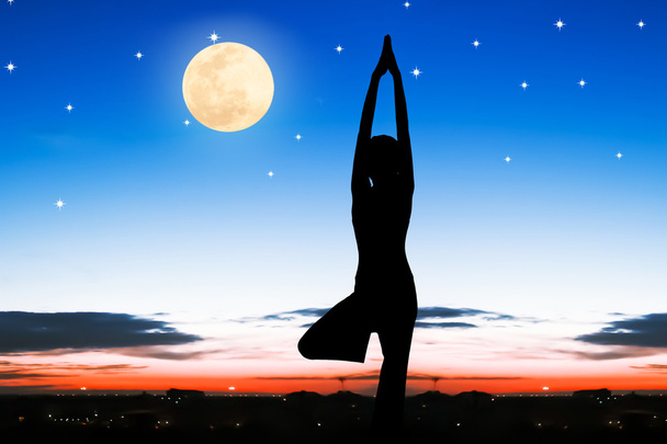 Sylwetka młoda kobieta praktykowania jogi na noc pełnia backg - Zdjęcie, obraz