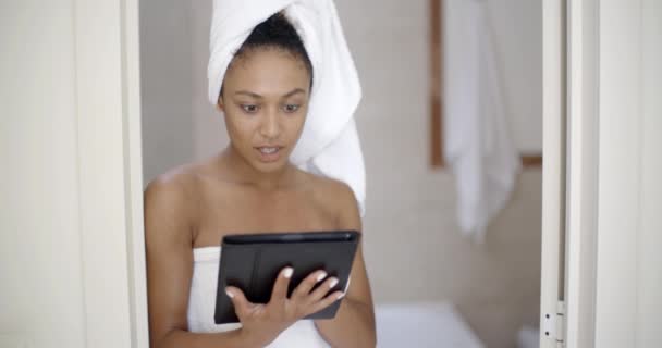 Frau nutzt digitales Tablet im Badezimmer - Filmmaterial, Video