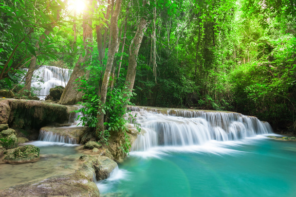 Cachoeira de floresta profunda no Parque Nacional Huay Mae Kamin
  - Foto, Imagem