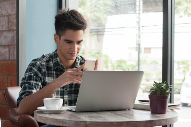 Бізнесмен використовує ноутбук з планшетом і ручкою на дерев'яному столі в
  - Фото, зображення
