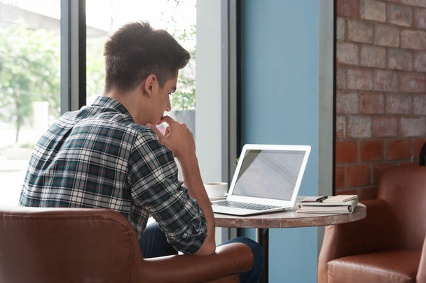 Geschäftsmann benutzt Laptop mit Tablet und Stift auf Holztisch in  - Foto, Bild