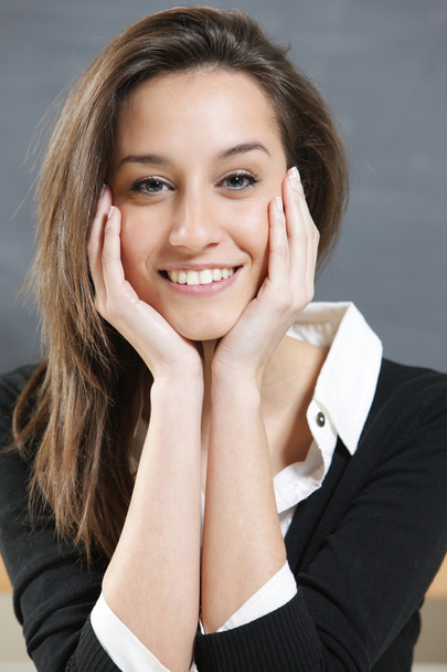 Close-up of a young woman smiling - 写真・画像