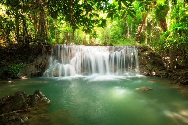 Wodospad głębokiego lasu w Huay Mae Kamin wodospad National Park  - Zdjęcie, obraz