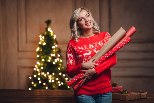woman holding wrapping kraft paper for gifts - Valokuva, kuva