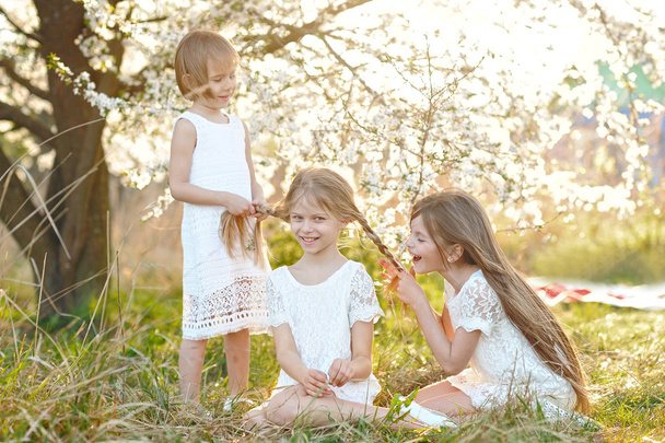 Portrait of little girls sisters in spring - Foto, afbeelding