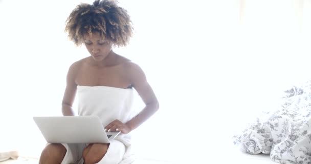 woman using laptop computer - Imágenes, Vídeo