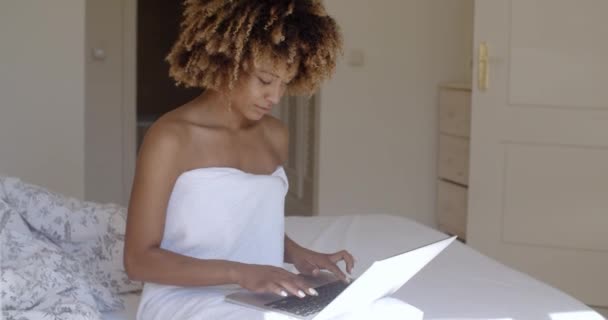 Žena psaní na notebooku - Záběry, video
