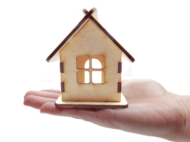 mão segurando casa conceito de poupança em miniatura
 - Foto, Imagem