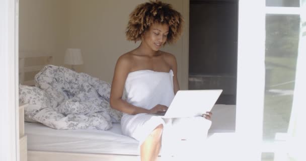 Γυναίκα που χρησιμοποιεί φορητό υπολογιστή στο κρεβάτι - Πλάνα, βίντεο