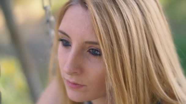 Blondes Mädchen auf Schaukel - Filmmaterial, Video