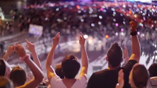 πλήθος κάνοντας κόμμα σε συναυλία - Πλάνα, βίντεο