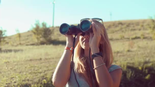 Chica mirando con prismáticos
 - Metraje, vídeo