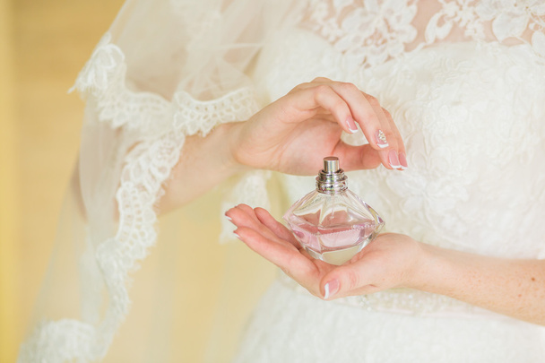 bride applying perfume - Foto, immagini