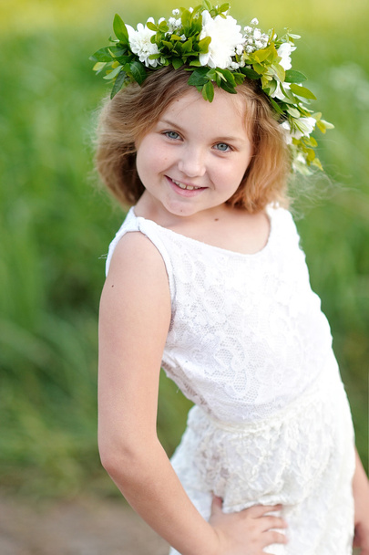 portrait of a beautiful little girl with flowers - Foto, afbeelding