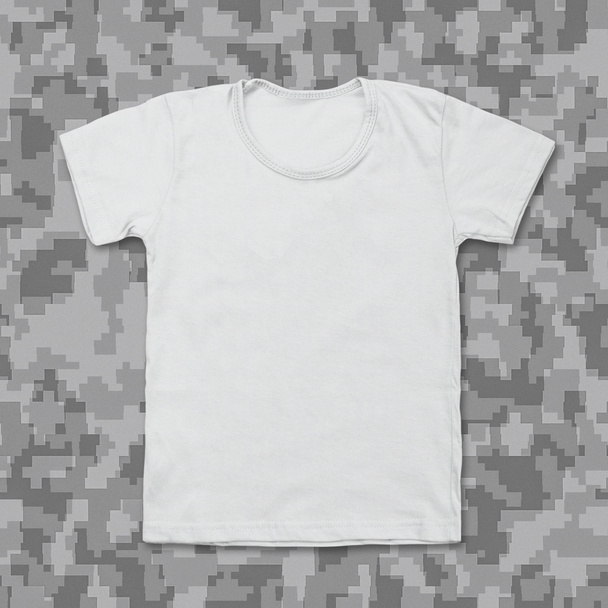 White blank t-shirt on camouflage background - Φωτογραφία, εικόνα