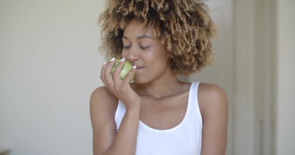 kobieta z zielonym jabłkiem w ręce - Materiał filmowy, wideo