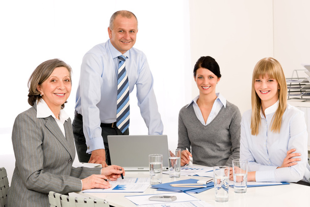Встреча бизнес-команды за столом
 - Фото, изображение