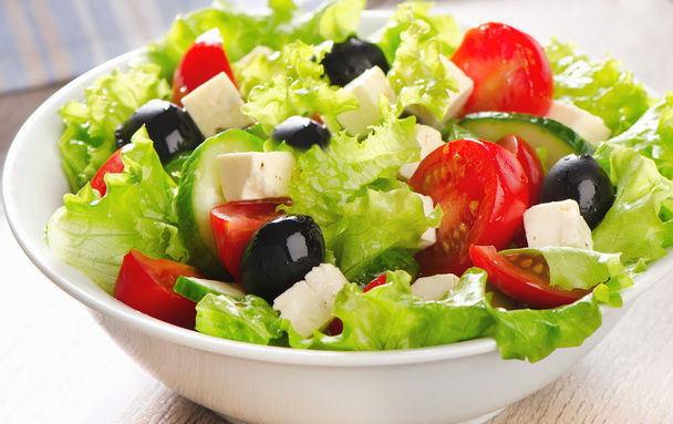 Греческий овощной салат с сыром фета - Фото, изображение