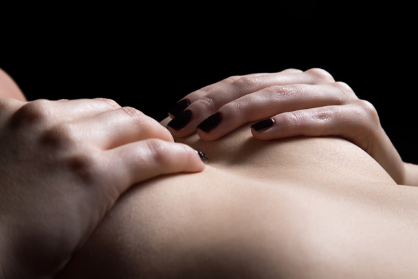 Женские руки держат большие груди в тени
 - Фото, изображение