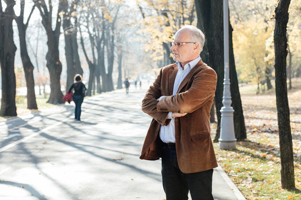 old man elegant dressed  standing outside - Foto, Bild