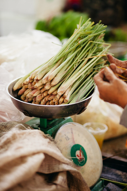 balanzas de cebolla verde en el mercado para la venta
 - Foto, Imagen