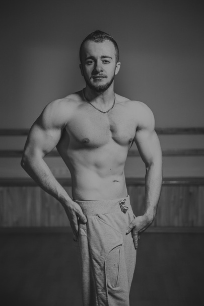 hombre musculoso en el gimnasio - Foto, Imagen