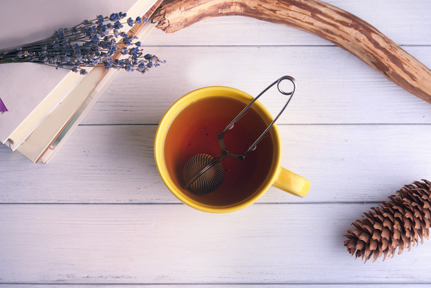 Stillleben mit großer gelber Tasse Tee - Foto, Bild