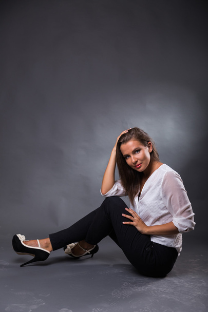 Mooie jonge brunette in het imago van een stijlvolle bedrijf - Foto, afbeelding