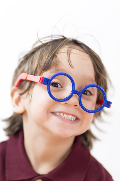 Ευτυχής λίγο αγόρι φορώντας γυαλιά - Φωτογραφία, εικόνα