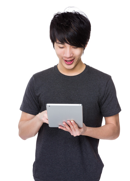 asiatischer junger Mann im grauen T-Shirt - Foto, Bild