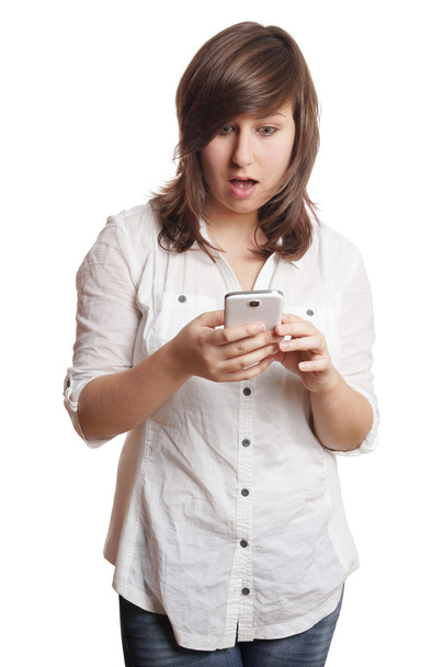 geschokt meisje staren smartphone - Foto, afbeelding