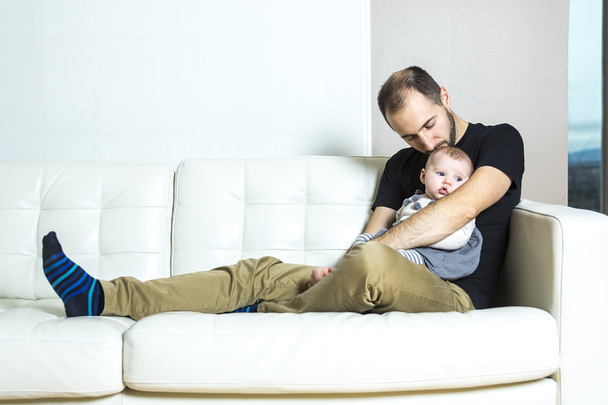 Father with baby on the sofa - Valokuva, kuva