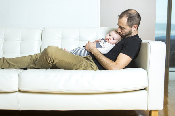 Father with baby on the sofa taking good time - Foto, Bild