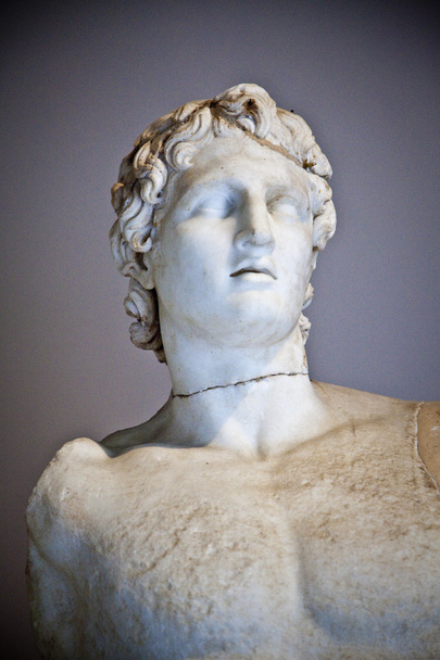 Detalle de la estatua arqueológica
 - Foto, Imagen
