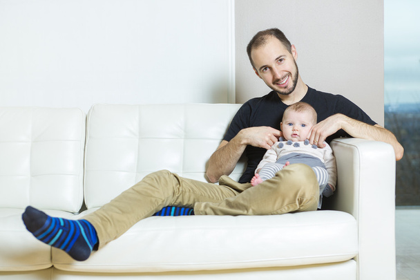 Father with baby on the sofa - Fotografie, Obrázek