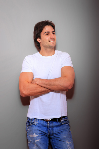 Young man against gray background - Foto, Imagem