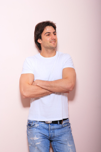Young man against pink background - Foto, Imagen