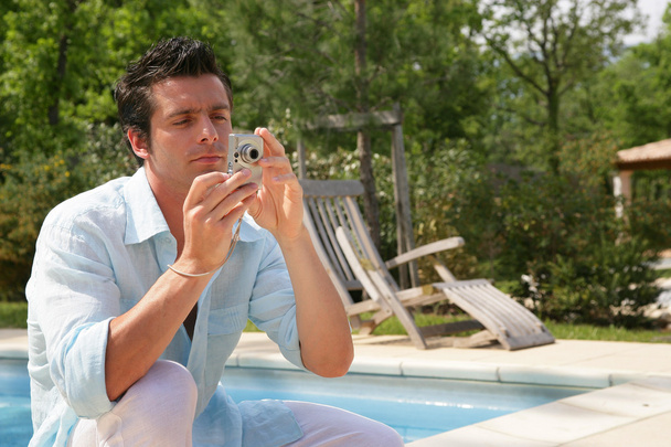 Man taking picture near a swimming-pool - Foto, Imagem
