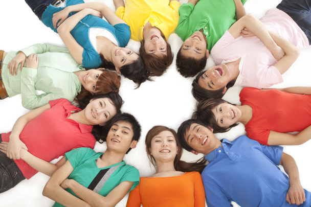 Jonge mensen liggen in een cirkel - Foto, afbeelding