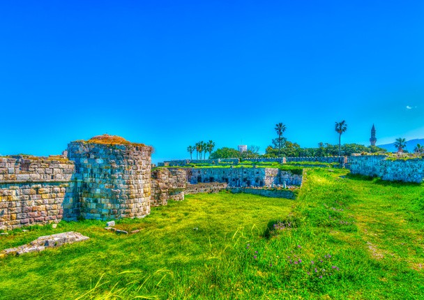 Antiguas ruinas de la fortaleza
 - Foto, imagen