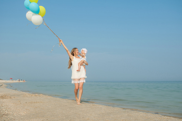 Madre e sua figlia si divertono sulla spiaggia
 - Foto, immagini